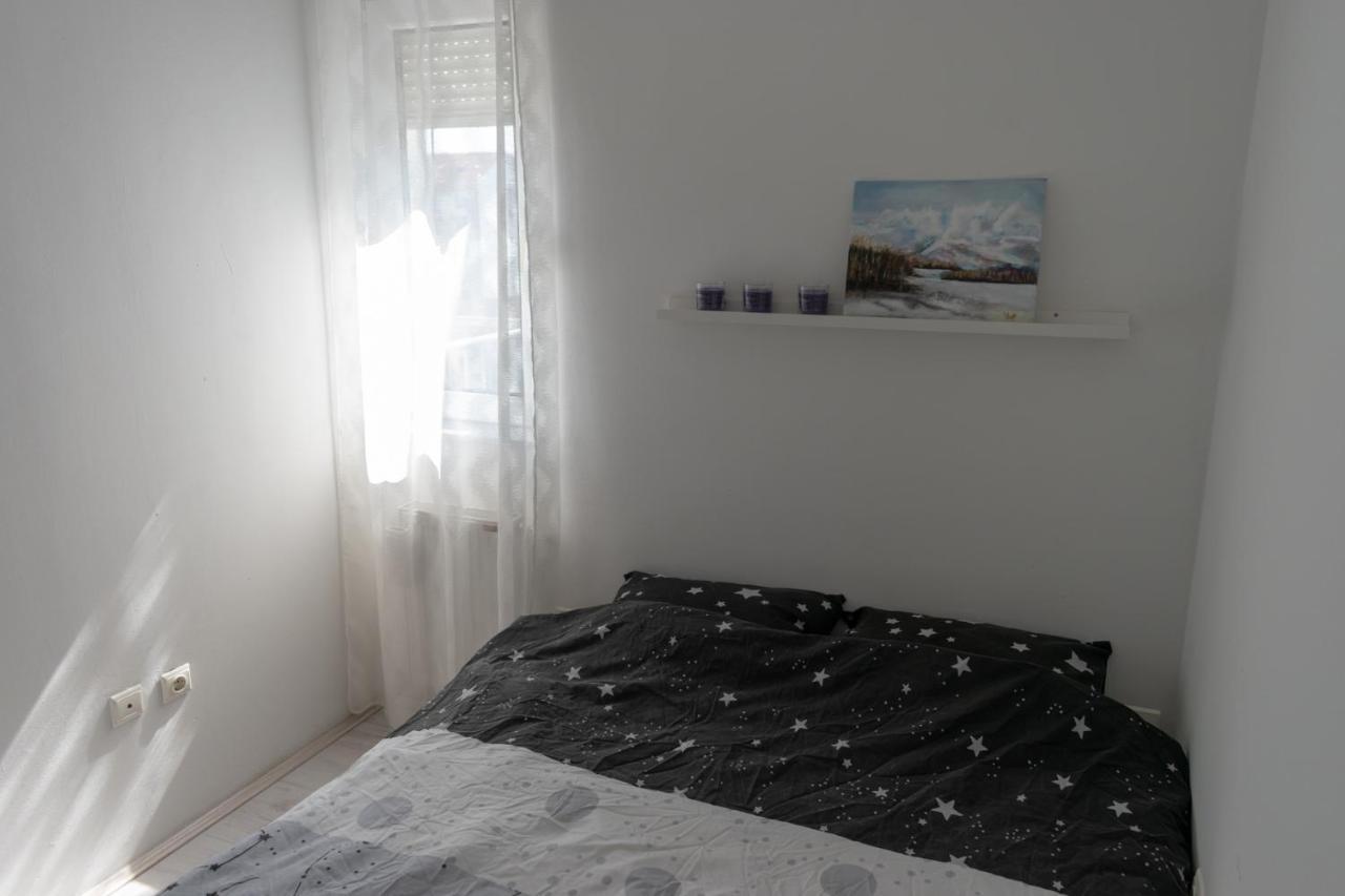 Stan Na Dan 021 Appartement Novi Sad Buitenkant foto