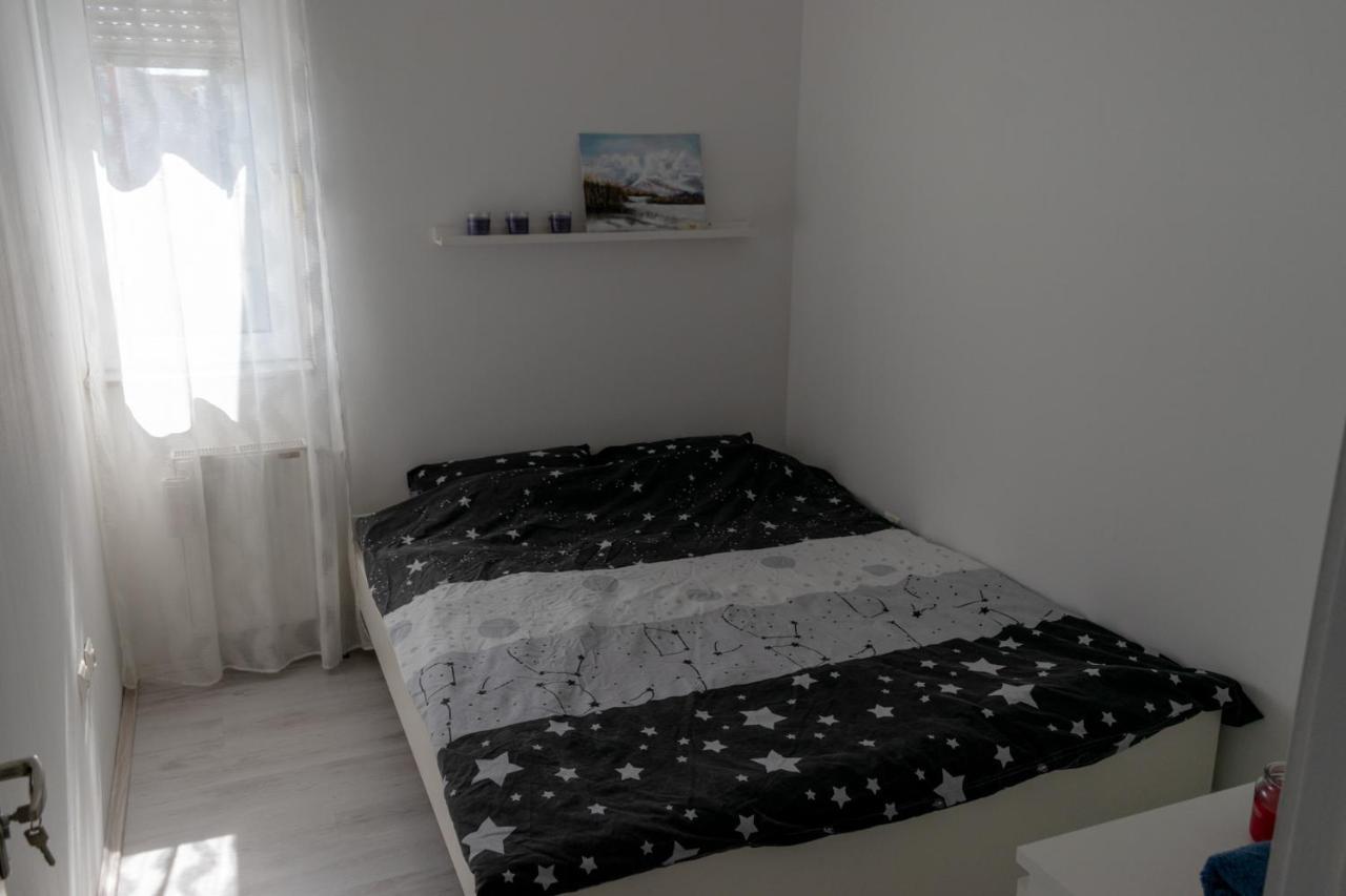 Stan Na Dan 021 Appartement Novi Sad Buitenkant foto