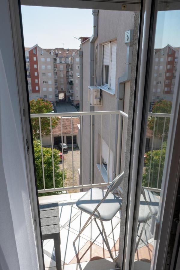 Stan Na Dan 021 Appartement Novi Sad Buitenkant foto
