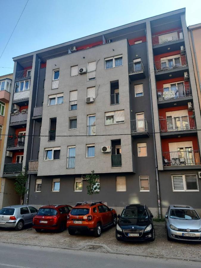 Stan Na Dan 021 Appartement Novi Sad Buitenkant foto